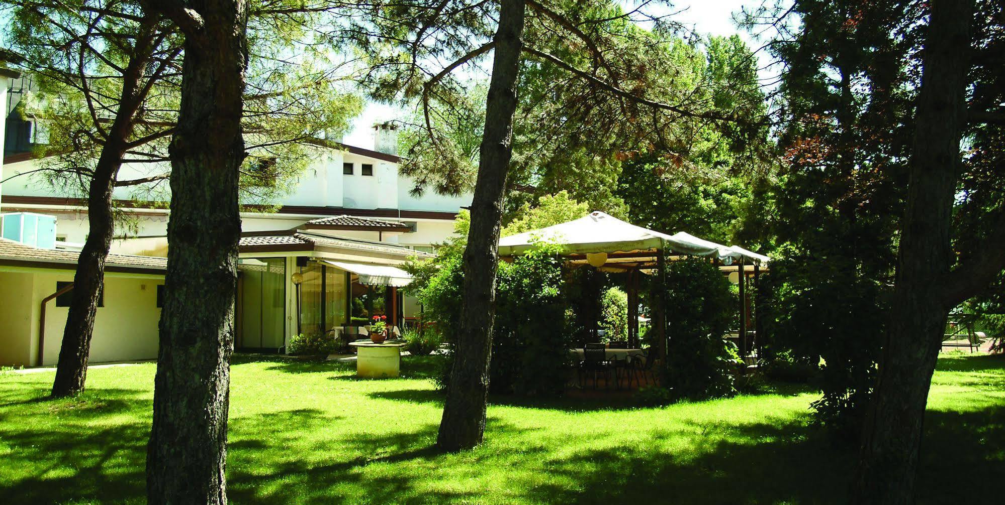 Locanda Alle Officine Buttrio Exterior foto